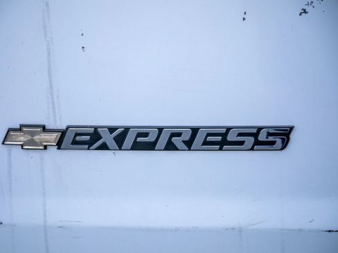 Used 2018 Chevrolet Express 2500 Extended image 13