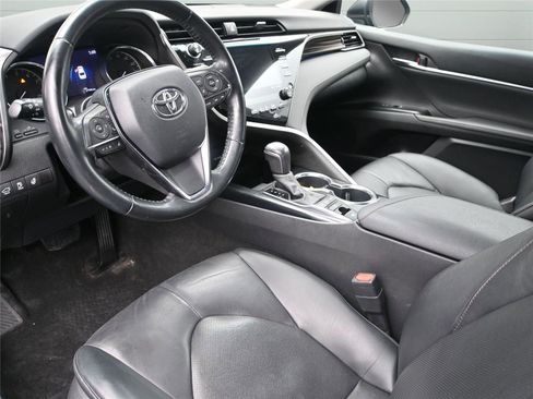 Used 2020 Toyota Camry XLE image 2