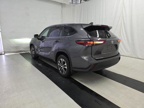 Used 2024 Toyota Highlander XLE AWD/4WD image 6