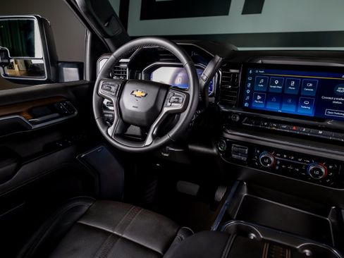 Used 2025 Chevrolet Silverado 3500 High Country w/ Technology Package AWD/4WD image 7