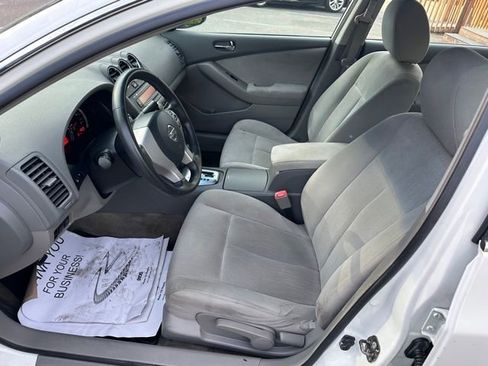 Used 2010 Nissan Altima 2.5 S FWD image 9