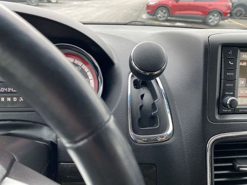 Used 2016 Dodge Grand Caravan SXT w/ UConnect Hands-Free Group image 19