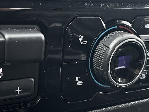 Used 2022 Chevrolet Silverado 1500 LT Trail Boss w/ Convenience Package II image 17