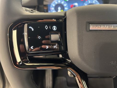 Used 2025 Land Rover Range Rover Evoque Dynamic SE image 12