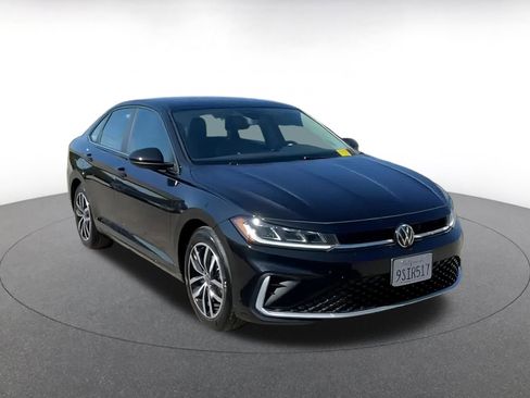 Used 2025 Volkswagen Jetta SE image 3