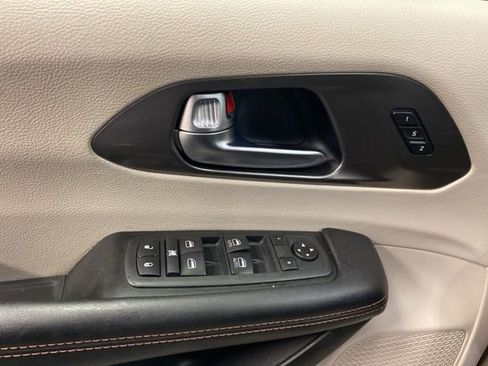 Used 2020 Chrysler Pacifica Touring-L image 18