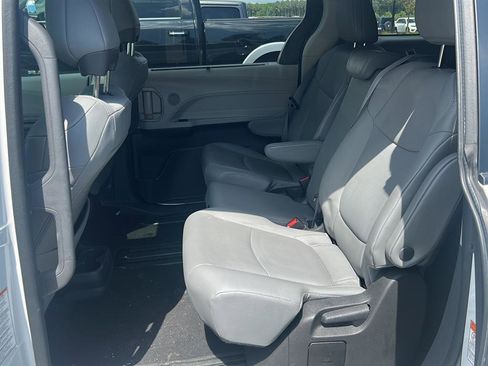 Used 2022 Toyota Sienna XLE image 3