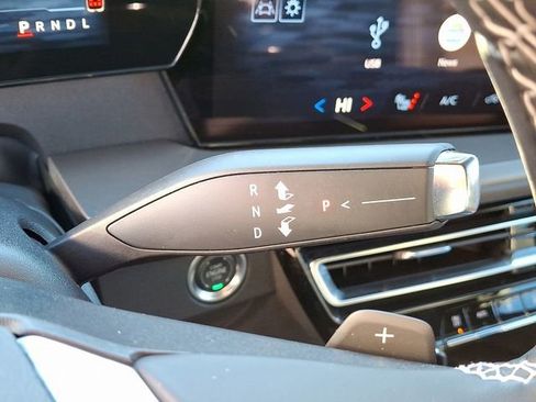 Used 2025 Chevrolet Traverse LT image 23