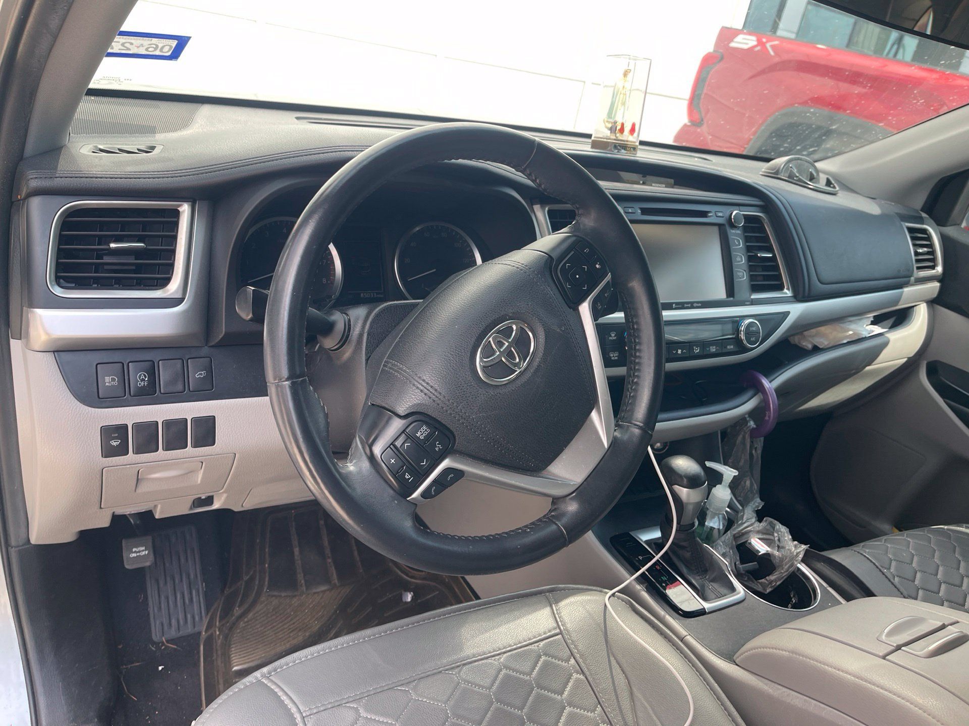 Used 2019 Toyota Highlander Plus FWD image 10