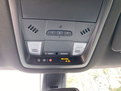 Used 2022 Buick Enclave Essence FWD image 16