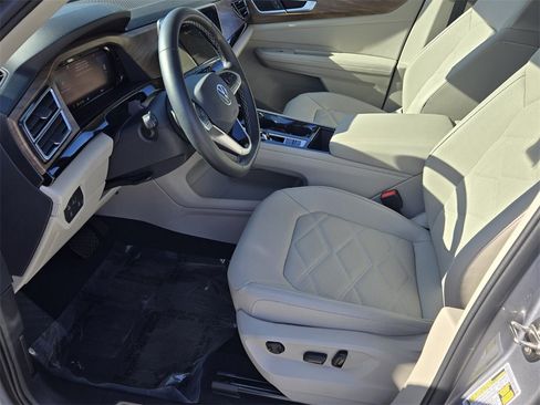 Certified 2025 Volkswagen Atlas SE w/ Panoramic Sunroof Package image 10