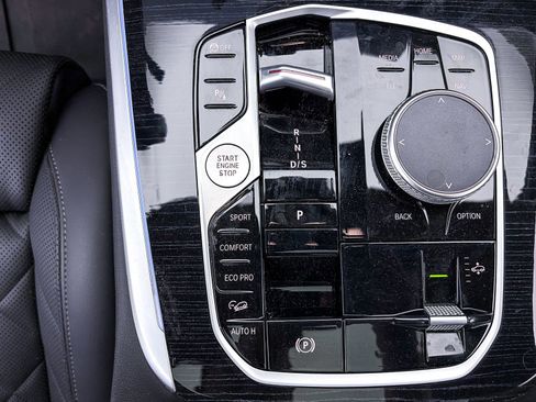 Used 2024 BMW X7 xDrive40i w/ M Sport Package image 30