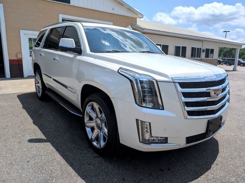 Used 2015 Cadillac Escalade Premium image 3