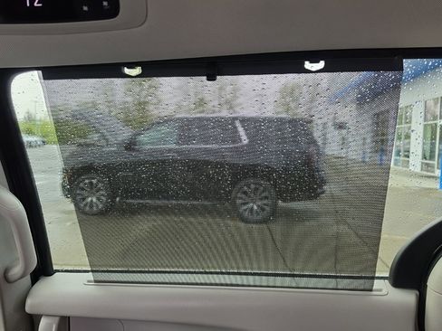 Used 2024 Chrysler Pacifica Touring-L FWD image 29