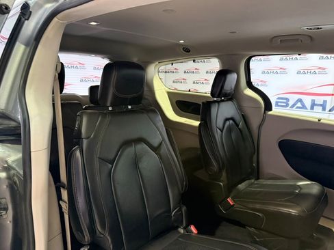 Used 2020 Chrysler Pacifica Touring-L FWD image 30