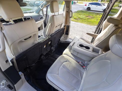 Used 2018 Chrysler Pacifica Limited w/ Advanced Safetytec Group FWD image 5