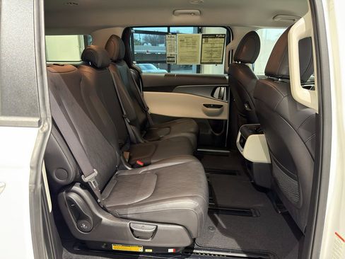 Used 2023 Kia Carnival LX image 22