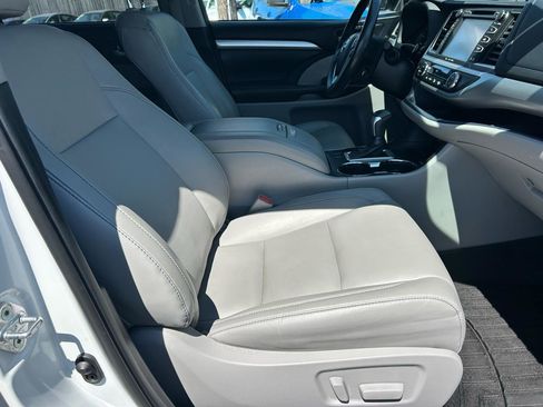 Used 2019 Toyota Highlander XLE image 10