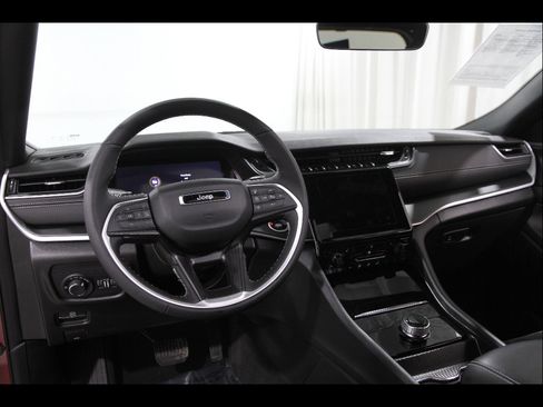 Used 2025 Jeep Grand Cherokee L Altitude image 6