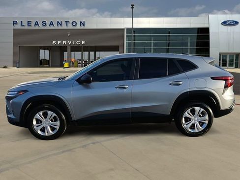 Used 2024 Chevrolet Trax LS image 2