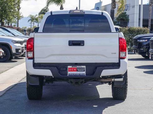 Used 2017 Toyota Tacoma TRD Sport w/ Tow Package (A/T) image 5