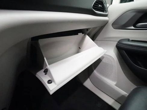 Certified 2024 Chrysler Pacifica Touring-L image 29