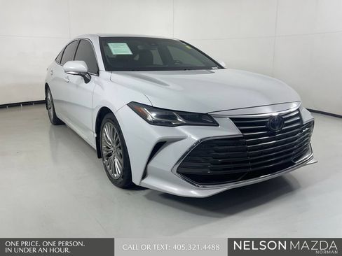 Used 2022 Toyota Avalon Limited w/ Advanced Safety Package FWD image 3