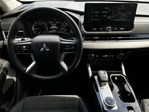 Used 2025 Mitsubishi Outlander SE FWD image 11