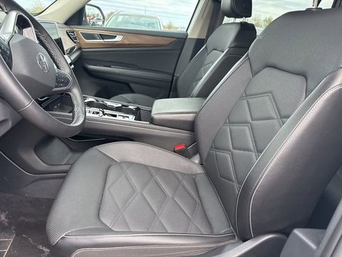 Used 2025 Volkswagen Atlas SE image 9