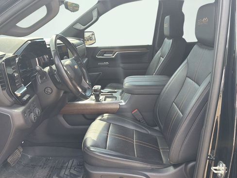 Used 2023 Chevrolet Silverado 1500 High Country w/ Technology Package AWD/4WD image 9