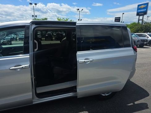 Used 2023 Chrysler Pacifica Touring-L FWD image 28