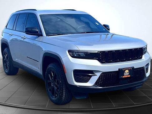 Used 2024 Jeep Grand Cherokee Altitude AWD/4WD image 22