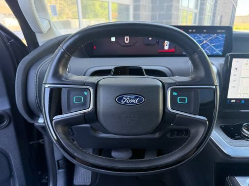 Used 2025 Ford Expedition Platinum AWD/4WD image 31