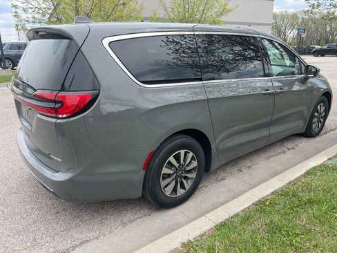 Used 2022 Chrysler Pacifica Touring-L FWD image 5