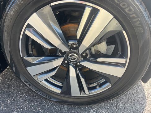 Used 2021 Nissan Rogue Platinum image 9