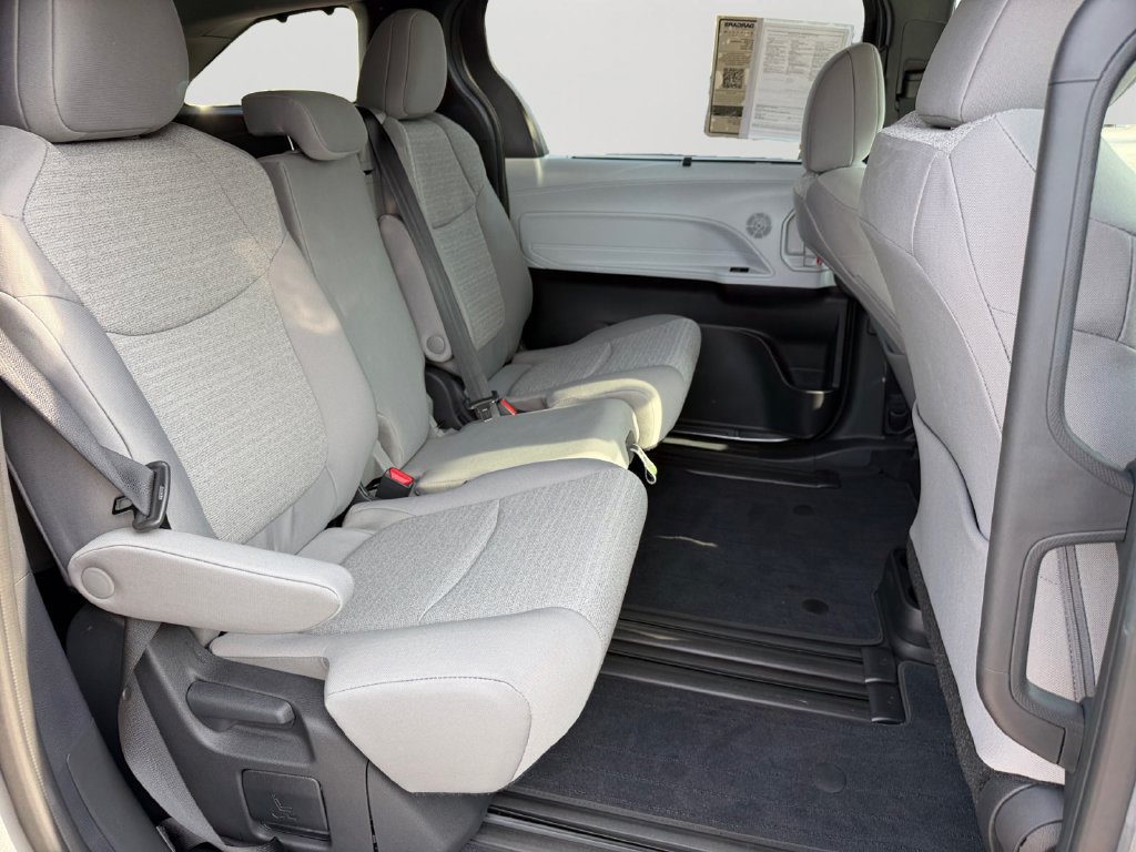 Used 2026 Toyota Sienna LE AWD/4WD image 12