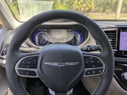 Used 2023 Chrysler Pacifica Touring-L AWD/4WD image 23
