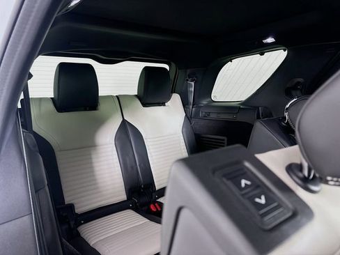 Used 2023 Land Rover Discovery Metropolitan Edition image 29