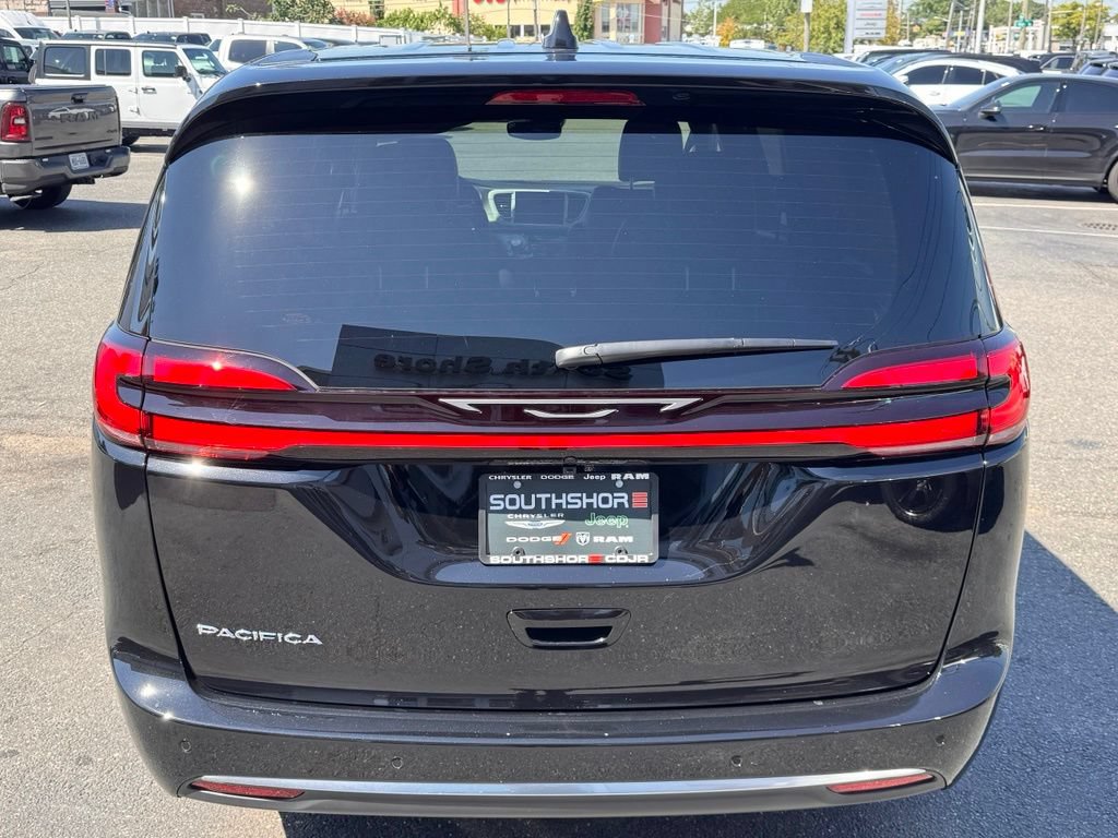 Used 2027 Chrysler Pacifica Select FWD image 6