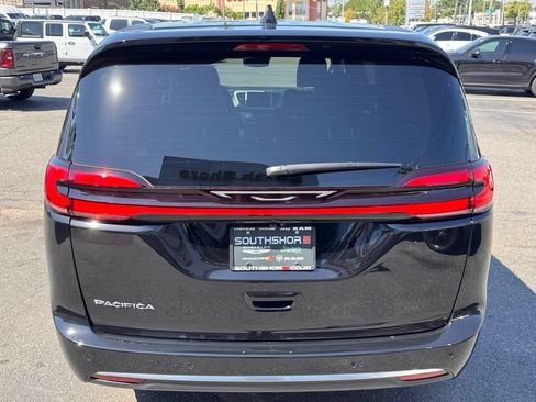 Used 2027 Chrysler Pacifica Select FWD image 6