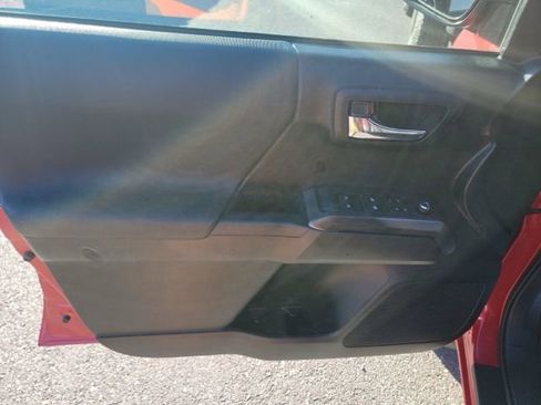 Used 2017 Toyota Tacoma TRD Off-Road image 11