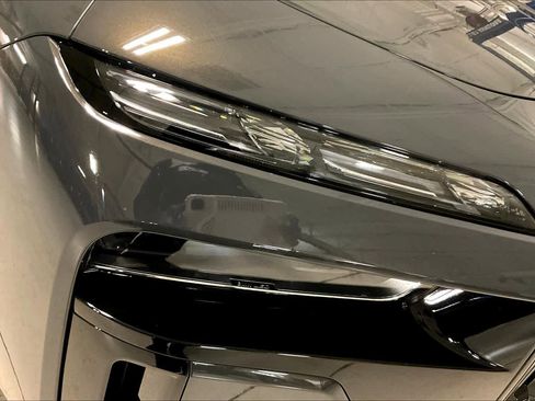 Certified 2025 BMW 760i xDrive w/ Executive Package image 26