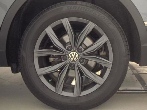 Used 2023 Volkswagen Tiguan SE image 9