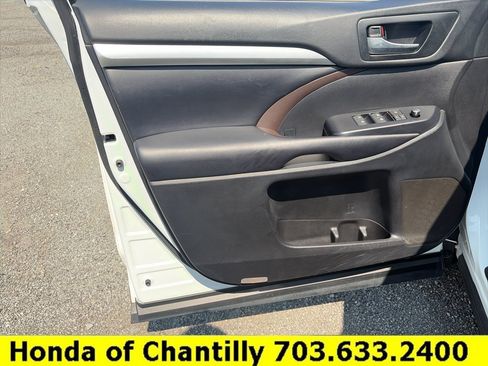 Used 2019 Toyota Highlander XLE AWD/4WD image 20