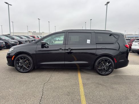 Used 2024 Chrysler Pacifica Touring-L w/ Uconnect Theater Family Group image 6