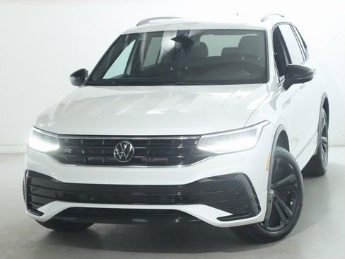 Used 2024 Volkswagen Tiguan SE R-Line AWD/4WD image 3