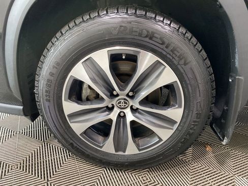 Certified 2023 Toyota Highlander XLE AWD/4WD image 11