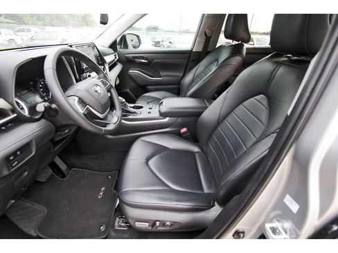 Used 2024 Toyota Highlander XLE FWD image 11