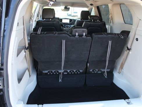 Used 2023 Chrysler Pacifica Touring-L FWD image 34