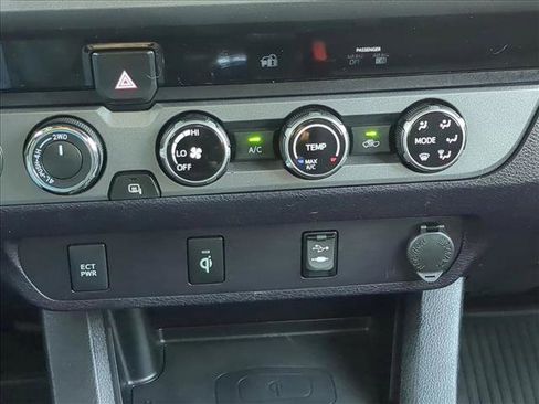 Used 2017 Toyota Tacoma TRD Sport w/ Tow Package (A/T) image 30